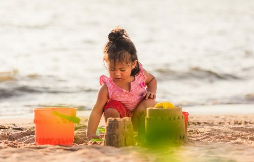 Happy,Fun,Asian,Child,Cute,Little,Girl,Playing,Sand,With Kind baut Sandburg 1995415598 scaled 500x0 c default