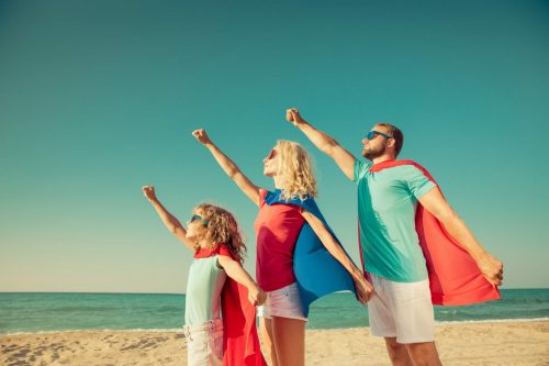 Ready,To,Travel!,Family,Of,Superheroes,On,The,Beach.,Child, Superhelden FamilieStrand Kundenstopper 622709009 scaled 500x0 c default