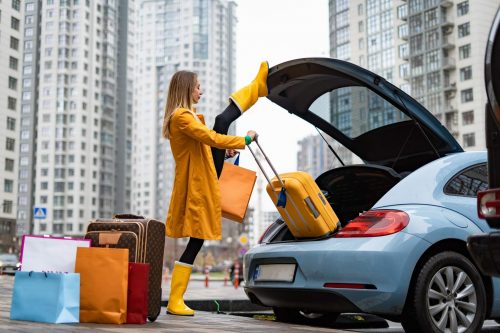 Flexible,Woman,Holding,Split,And,Taking,Out,Bags,From,The flexibel tarif frau auto koffer urlaub scaled 500x0 c default