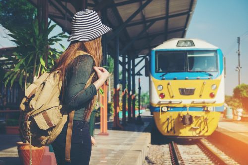 Bahnsteig, Zug Shutterstock 533677588